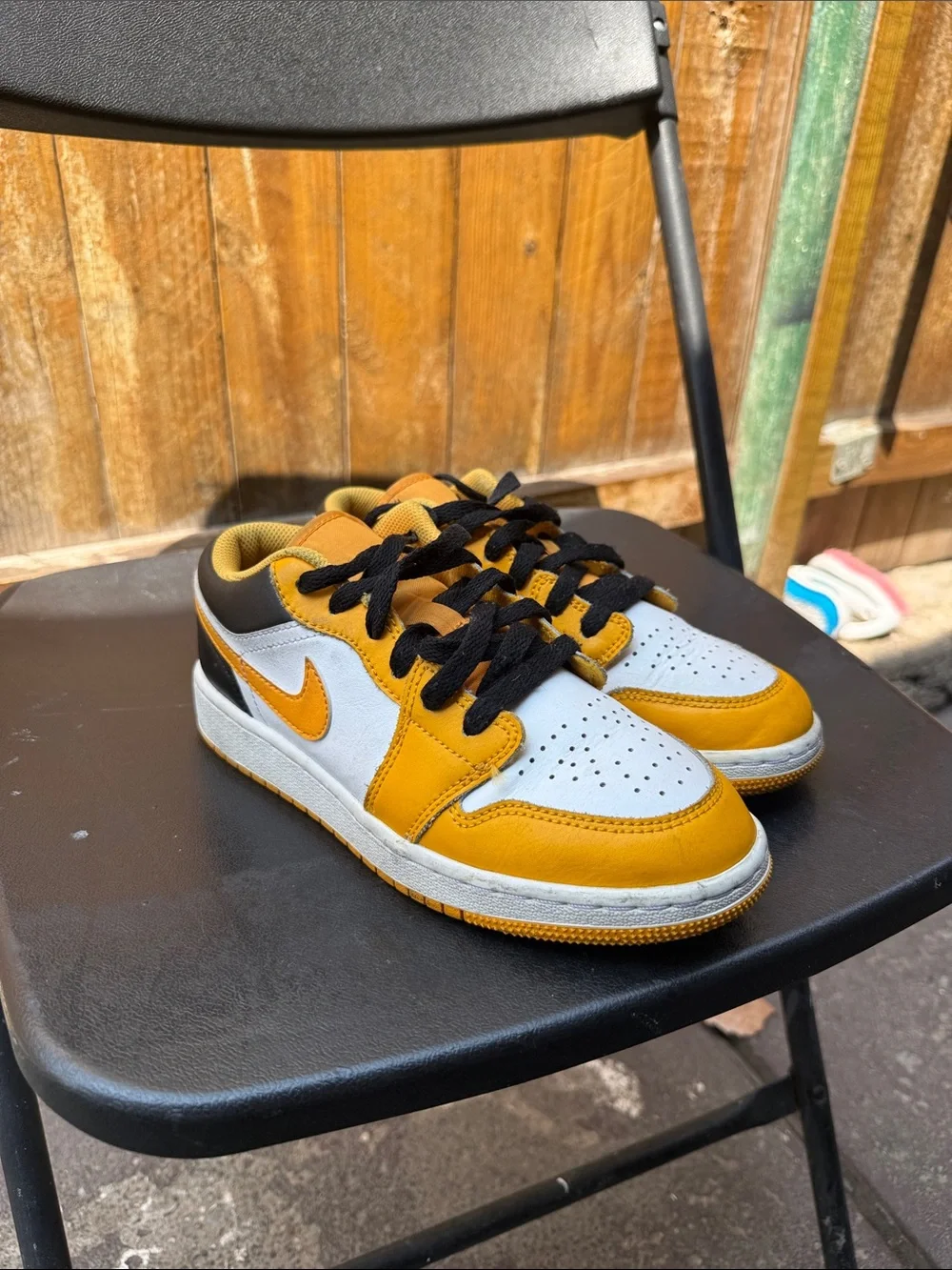 Nike Kids Low-Top Sneakers in Yellow, White & Black